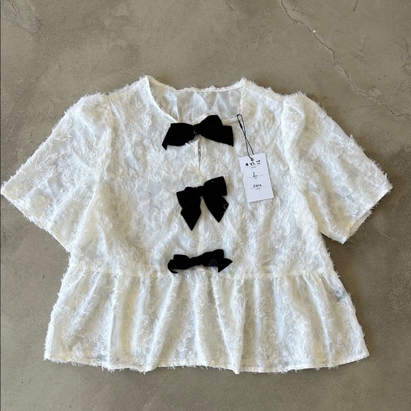 Tops - 🖤 NWT Elegant White Lace Top